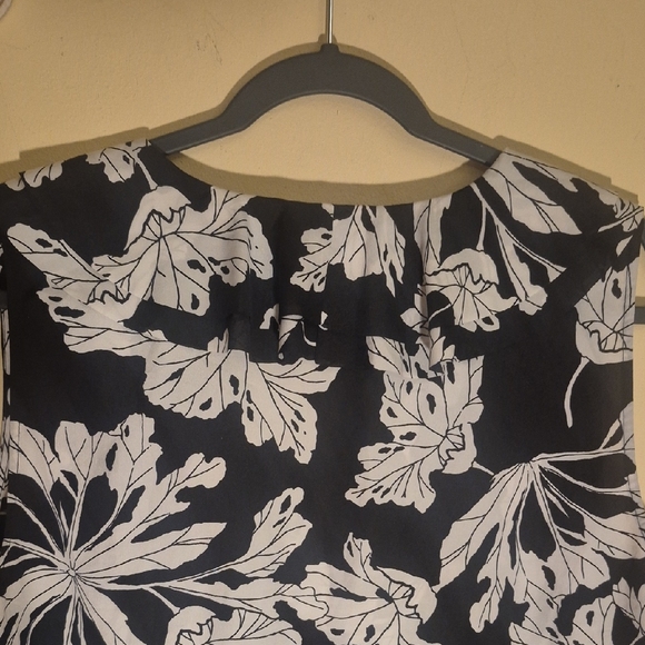 Banana Republic Black and White Floral Top - Picture 4 of 7